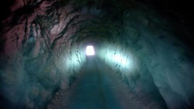 Güney Amerika And Dağları 'ndaki bir dağ tünelinden geçerek. 