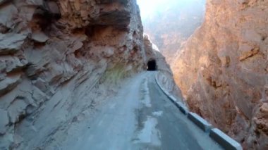 Dağlarda oyulmuş bir yol.. 