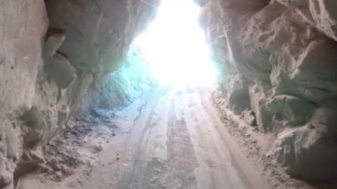 Güney Amerika And Dağları 'ndaki bir dağ tünelinden geçerek. 