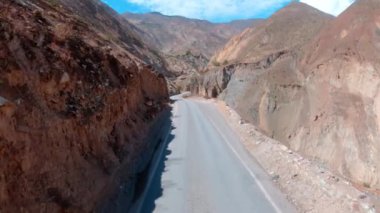 Dağlarda oyulmuş bir yol.. 