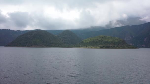 厄瓜多尔安第斯山脉Cotacachi火山脚下的Cuicocha火山口湖 — 图库视频影像