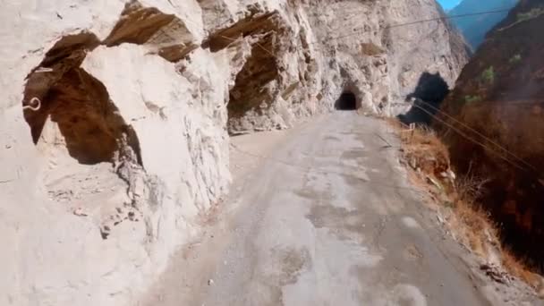 Uma Estrada Nas Montanhas Esculpida Rocha — Vídeo de Stock