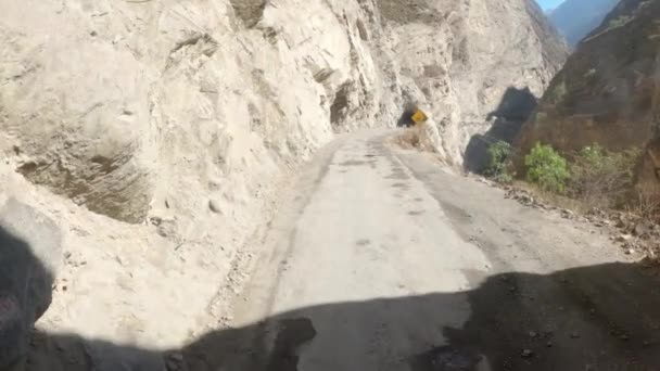 岩に刻まれた山の中の道 — ストック動画