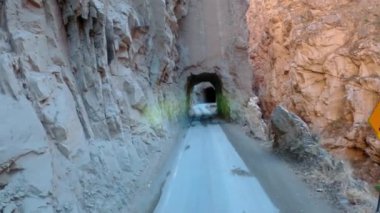 Güney Amerika And Dağları 'ndaki bir dağ tünelinden geçerek. 