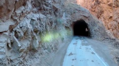 Güney Amerika And Dağları 'ndaki bir dağ tünelinden geçerek. 