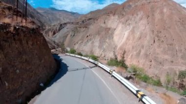 Dağlarda asfalt yol doğada, zaman atlaması. Yüksek kalite 4k görüntü