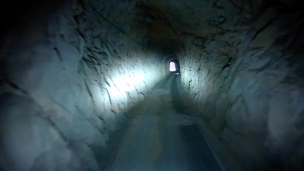 南アメリカのアンデス山脈の山岳トンネルを通って — ストック動画
