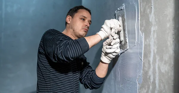 Man Applies Insulation Bathroom Wall — ストック写真