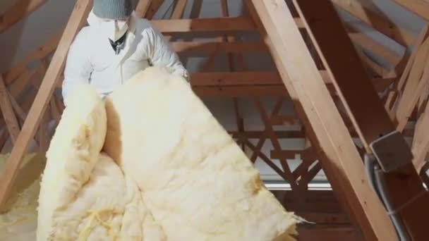 Use Glass Wool Insulate Ceiling — Αρχείο Βίντεο