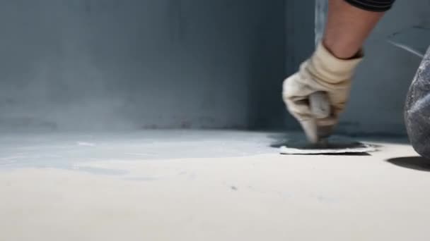 用铁锹把隔热材料铺在混凝土上 — 图库视频影像