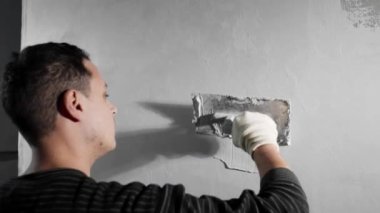 spread the insulation on the wall with a trowel. 