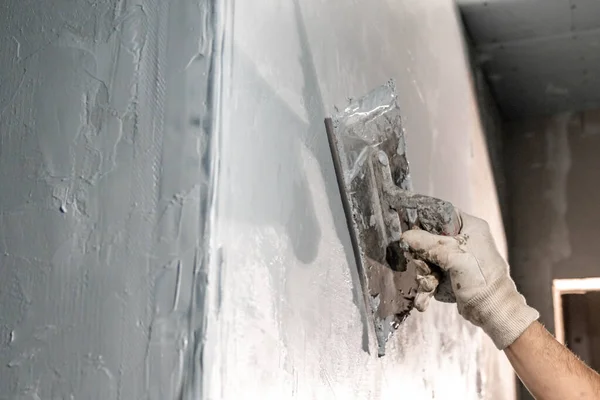 spread the insulation on the wall with a trowel.