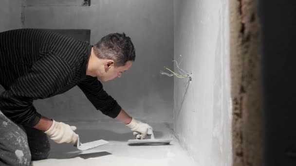 Spreading Insulation Concrete Trowel — Stockvideo
