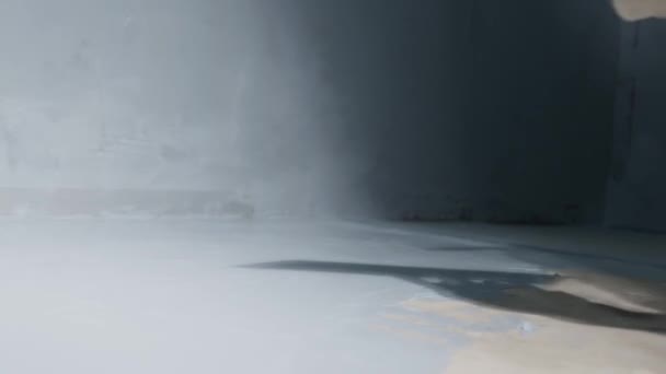 Ручна Гідроізоляція Підлоги Будівельному Майданчику Шпателем — стокове відео