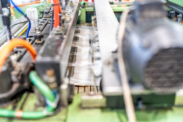 производство пластиковых пакетов на заводе. 