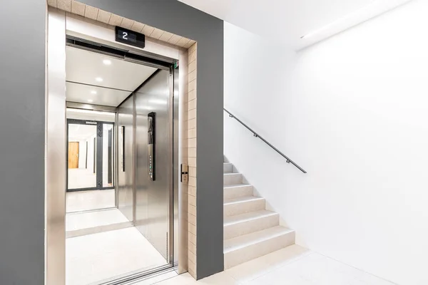アパートのエレベーターと階段 高品質の写真 — ストック写真