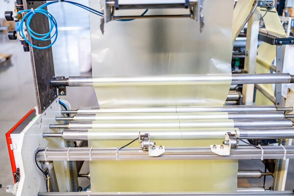 производство пластиковых пакетов на заводе. 