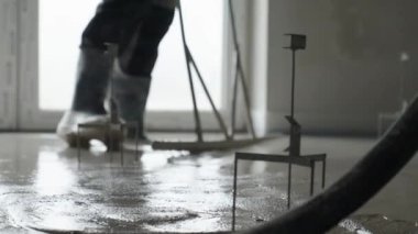 application of concrete on the floor on underfloor heating. 