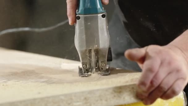 用电锯手工雕刻木材 — 图库视频影像