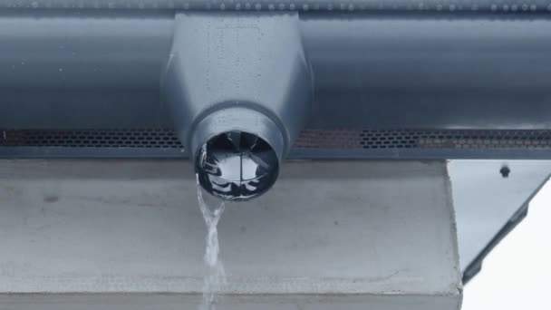 Rynna Płynącą Wodą Deszczową Dachu Budynku — Wideo stockowe
