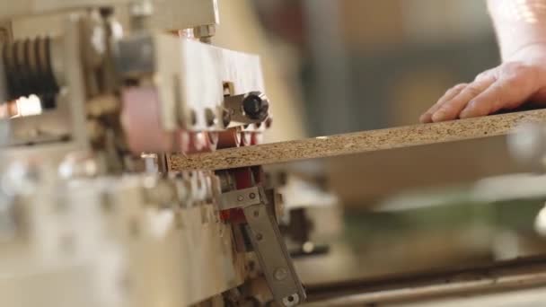 Přilepení Hrany Stroje Laminátovou Desku Pro Výrobu Nábytku Tesařství Kvalitní — Stock video