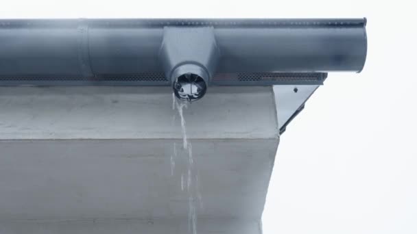 Gutter Flowing Rainwater Roof Building — Stock Video