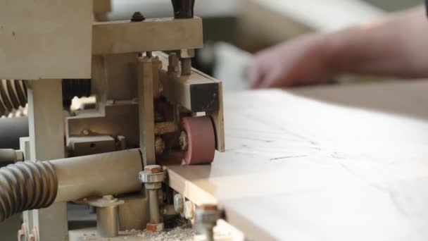 Menempelkan Ujung Mesin Papan Laminasi Untuk Produksi Furnitur Pertukangan Kayu — Stok Video
