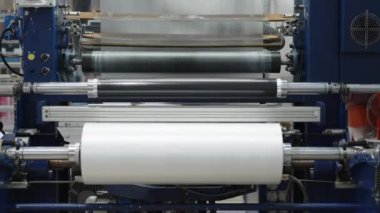 Fabrikada plastik poşetleri kesip paketlemek için bir makine. Yüksek kalite 4k görüntü