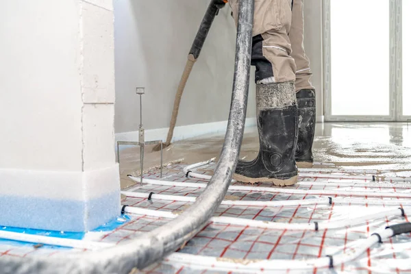 installation of liquid concrete on the floor for underfloor heating.