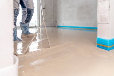 installation of liquid concrete on the floor for underfloor heating. 