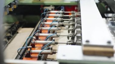 Bir fabrikada plastik poşet üretimi için otomatik bir makine. Yüksek kalite 4k görüntü