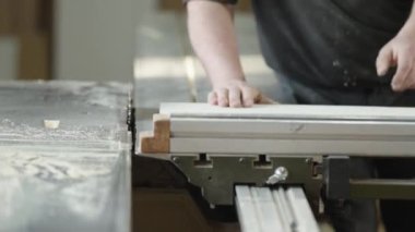 Joinery 'de daire şeklinde bir testereyle odun kesiyor. Yüksek kalite 4k görüntü