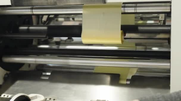 공장에 비닐봉지를 자르고 포장하는 기계입니다 고품질 — 비디오