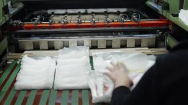 Fabrikada plastik poşetleri kesip paketlemek için bir makine. Yüksek kalite 4k görüntü