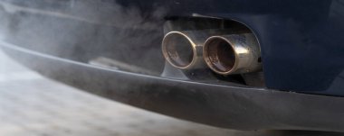 Benzin motoru olan bir arabanın egzozundan çıkan duman.. 