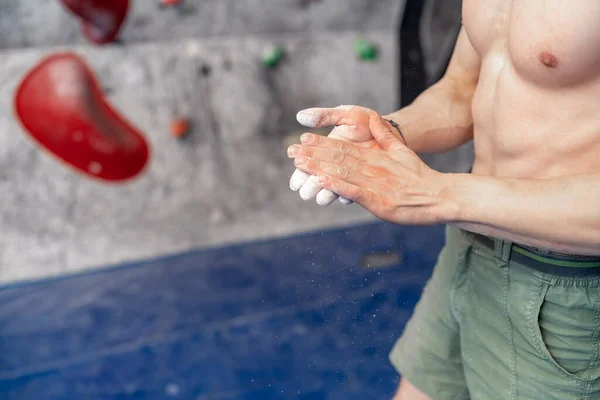 ボルダリングセンターの選手の手にマグネシウムを登る 高品質の写真 — ストック写真