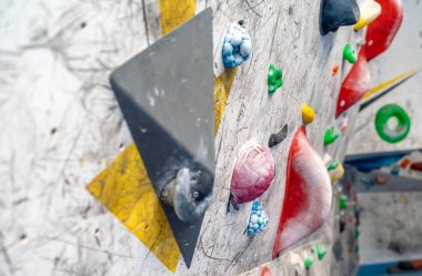 Renkli tutacakları olan yapay tırmanma duvarı. Yüksek kalite fotoğraf