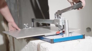 Büyük format seramik fayanslar kesiliyor. Yüksek kalite 4k görüntü