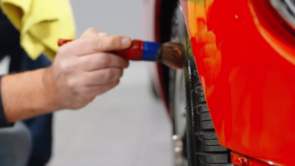 Чистка Фарбування Автомобільних Коліс Пензлем — стокове відео