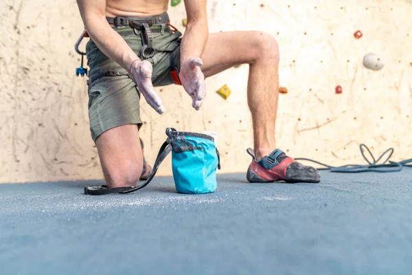 Applying Magnesium Hands Bag Climbing Climbing Wall High Quality Photo — Stock Photo, Image