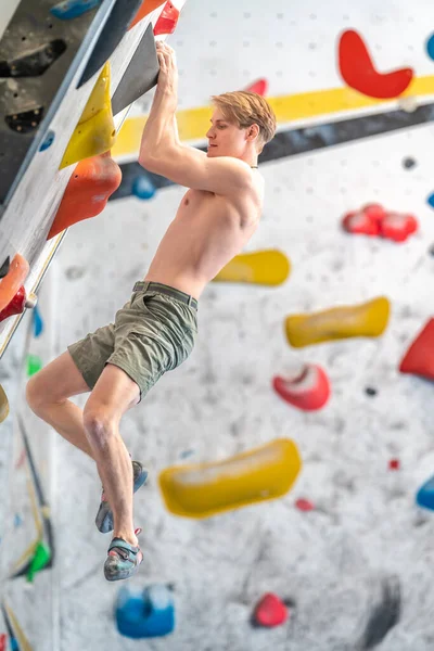 岩の上の若い男が壁に登り 高品質の写真 — ストック写真