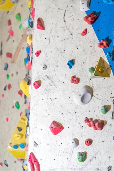 Искусственная Стена Скалолазания Рукоятками Карабинами Интерьере Высокое Качество Фото — стоковое фото