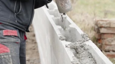 Evin temeli somut olarak kaybolan formalitelerden oluşuyor.. 