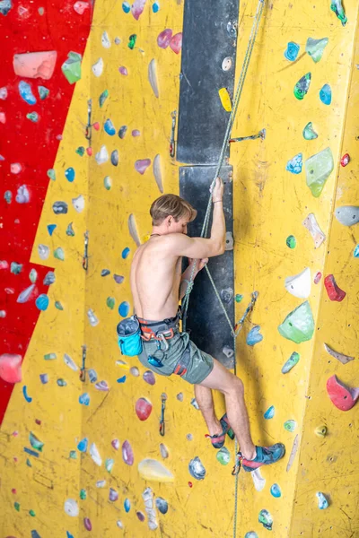 Альпініст Безпечною Мотузкою Штучній Скелелазній Стіні Високоякісна Фотографія — стокове фото