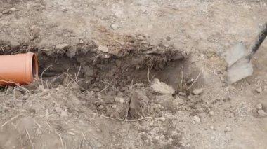 Su ve atık için plastik borular için toprağı kazıyoruz.. 