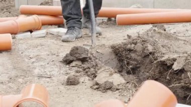 Su ve atık için plastik borular için toprağı kazıyoruz.. 