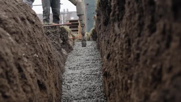 新しい建物の基礎を具体化しています 地上での掘削にコンクリートを注ぎ込み — ストック動画
