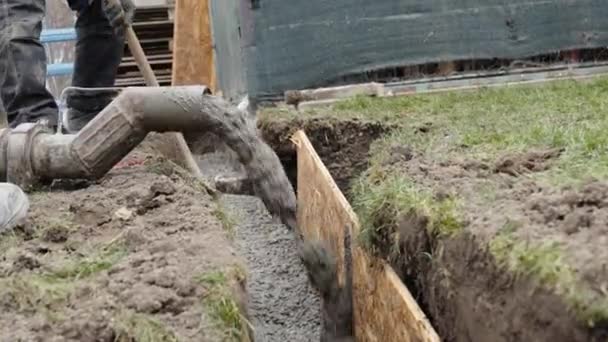Yeni Binanın Temelinin Somutlaştırılması Yerdeki Bir Kazıya Beton Dökülüyor — Stok video
