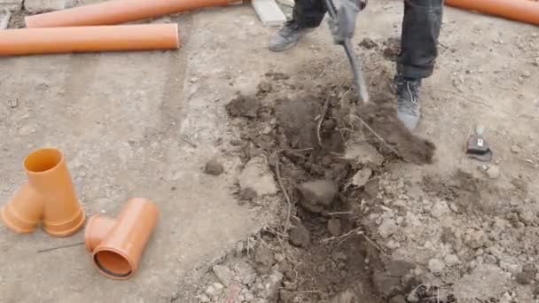Kunststoffrohr Für Das Abwassernetz Der Bodenplatte Der Baustelle — Stockvideo