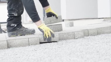 Beton bloklardan yapılmış bir kaldırım.. 